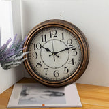horloge murale vintage ronde de 30 cm rétro dans le salon par terre