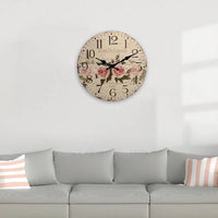 Horloge murale vintage ronde style rétro Rose de Parfum Paris, quatre roses au centre, deux aiguilles noires, chiffres arabes, style européen, 30 cm en MDF, mouvement silencieux à piles, cadeau d’anniversaire ou pour le coin salon