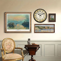 une horloge murale vintage au style rétro de paris dans le salon