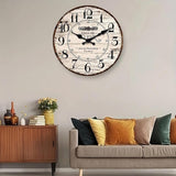 horloge murale vintage vieilli de  aix-en-provence -france au mur du salon