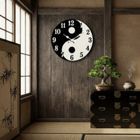 Horloge murale Yin Yang suspendue dans un intérieur à la décoration zen japonaise avec bonsaï.