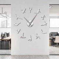 Horloge murale yoga effet miroir argenté fixée dans un espace de travail lumineux, ambiance de bureau détendue et inspirante