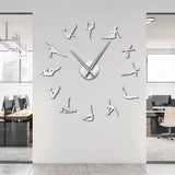 Horloge murale yoga effet miroir argenté fixée dans un espace de travail lumineux, ambiance de bureau détendue et inspirante