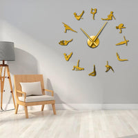Une horloge murale yoga dorée installée au-dessus d'un fauteuil dans un salon moderne, décoration murale zen et lumineuse