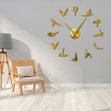 Une horloge murale yoga dorée installée au-dessus d'un fauteuil dans un salon moderne, décoration murale zen et lumineuse