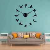 horloge murale yoga noire au design épuré sur un mur de salon moderne, style minimaliste et asanas
