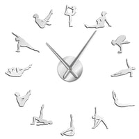 Horloge murale yoga effet miroir argenté fixée dans un espace de travail lumineux, ambiance de bureau détendue et inspirante