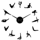 horloge murale yoga noire au design épuré sur un mur de salon moderne, style minimaliste et asanas