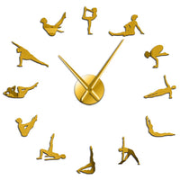 Une horloge murale yoga dorée installée au-dessus d'un fauteuil dans un salon moderne, décoration murale zen et lumineuse