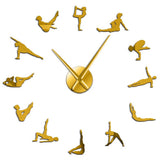 Une horloge murale yoga dorée installée au-dessus d'un fauteuil dans un salon moderne, décoration murale zen et lumineuse