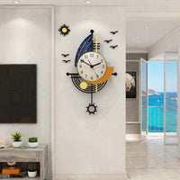 Décoration murale design moderne nautique représentant un voilier bleu et jaune sur un mur blanc face à une vue panoramique sur l'océan.