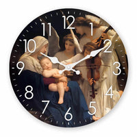 une horloge murale avec des anges et marie avec son enfant dans les bras
