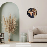 horloge murale ange sur le mur du salon
