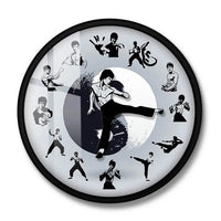 une horloge murale arts martiaux chinois avec bruce lee au milieu qui représente les heures et les minutes avec un cadran acrylique