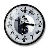 une horloge murale arts martiaux chinois avec bruce lee au milieu qui représente les heures et les minutes avec un cadran acrylique