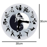 une horloge murale arts martiaux chinois avec bruce lee au milieu qui représente les heures et les minutes de diametre 30 cm