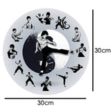 une horloge murale arts martiaux chinois avec bruce lee au milieu qui représente les heures et les minutes de diametre 30 cm