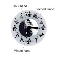 une horloge murale arts martiaux chinois avec bruce lee au milieu qui représente les heures et les minutes qui donne les informations et caracteristique de l'horloge