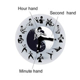 une horloge murale arts martiaux chinois avec bruce lee au milieu qui représente les heures et les minutes qui donne les informations et caracteristique de l'horloge