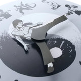 une horloge murale arts martiaux chinois avec bruce lee au milieu qui représente les heures et les minutes de plus pres