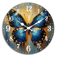 une horloge murale vintage peint avec un papillon