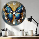 une horloge murale vintage peint avec un papillon dans un bureau