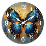 une horloge murale vintage peint avec un papillon
