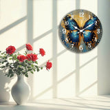 une horloge murale vintage peint avec un papillon dans un salon