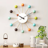 une horloge murale design colorée