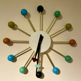 une horloge murale design colorée produit client