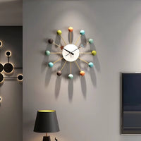 une horloge murale design colorée dans le salon