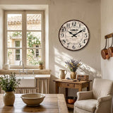 Horloge murale vintage ronde style Shabby Chic "Villa de Fleur" Aix-en-Provence France. Cadran effet bois blanc vieilli avec chiffres arabes noirs et décor botanique. Diamètre 30 cm. dans uen cuisine ancienne rustique