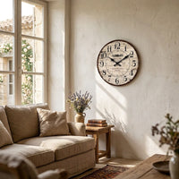 Fiche produit horloge vintage "Villa de Fleur" Aix-en-Provence. Image d'ambiance dans une cuisine rustique provençale avec évier d'époque, bouquet de lavande sur table en bois, pots en cuivre et fauteuil. Éclairage naturel.