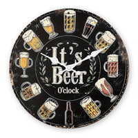 une horloge murale vintage avec des bières