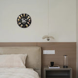 une horloge murale vintage avec des bières dans la chambre