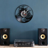 horloge murale en vinyle 33 tours avec une batterie de musique dans le salon