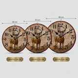 Trois horloges murales en bois avec des illustrations de cerf dans des tailles de 30 cm, 35 cm et 40 cm.
