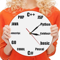 Femme vêtue d'un pull orange tenant l'horloge murale de programmation à deux mains pour idée cadeau geek