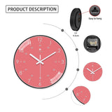 Caractéristiques de l’horloge murale rosée avec cadran rond, contour noir, chiffres blancs, aiguilles blanches et points blancs indiquant les minutes.