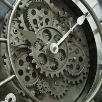 Gros plan détaillé sur le mécanisme central à engrenages apparents et les aiguilles d'une horloge murale de style industriel