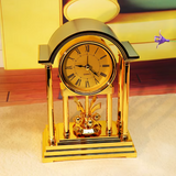 Petite horloge miniature dorée de salon, authentique modèle vintage de pose à quartz pour décoration d'intérieur.