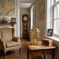 Authentique petite horloge de pose dorée dans un salon vintage, idée cadeau de décoration rétro chic.