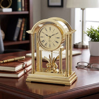 Mini horloge de bureau dorée style carillon à balancier rotatif, véritable objet de décoration compact et élégant.