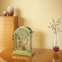 Dimensions réelles de la mini horloge de table dorée, taille exacte 20 cm de hauteur par 14 cm de largeur.