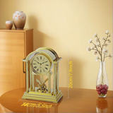 Dimensions réelles de la mini horloge de table dorée, taille exacte 20 cm de hauteur par 14 cm de largeur.