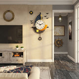Horloge originale style marin accrochée dans un salon chaleureux avec un coussin à motifs d'ancre et des éléments de décoration côtière