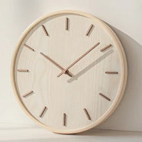 Grande horloge ronde en bois clair naturel, mise en valeur par un éclairage latéral soulignant sa texture authentique.