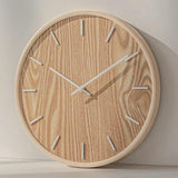 Horloge murale ronde en bois naturel foncé, style scandinave et minimaliste, idéale pour une décoration de salon chaleureuse et épurée.