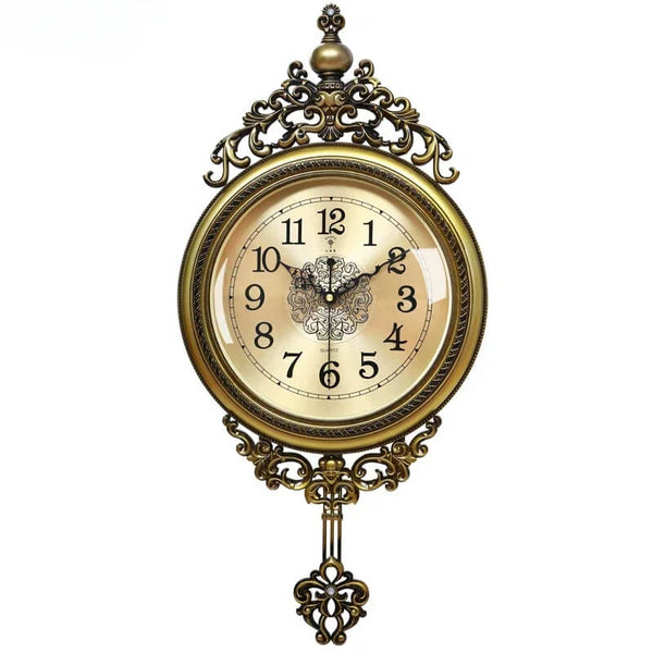 une pendule murale vintage couleur dorée au style ancienne