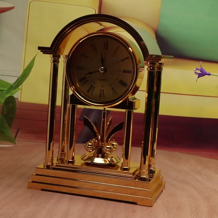 video de la Mini horloge dorée vintage à chiffres romains 20 x 14 cm avec balancier rotatif style ancien vintage retro